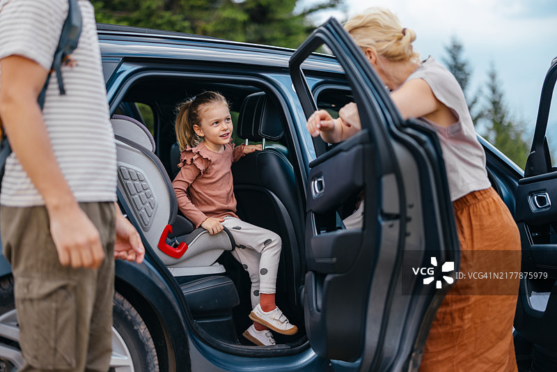 一家人准备带孩子乘车进行自然之旅图片素材