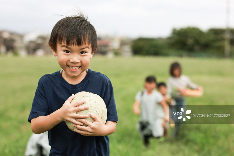 健康儿童与新鲜水果的肖像图片素材