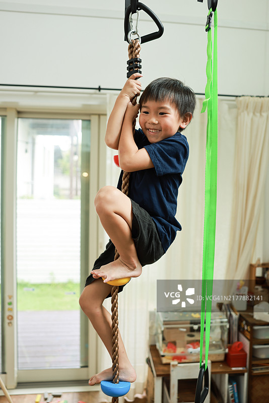 孩子在家里玩得很开心图片素材