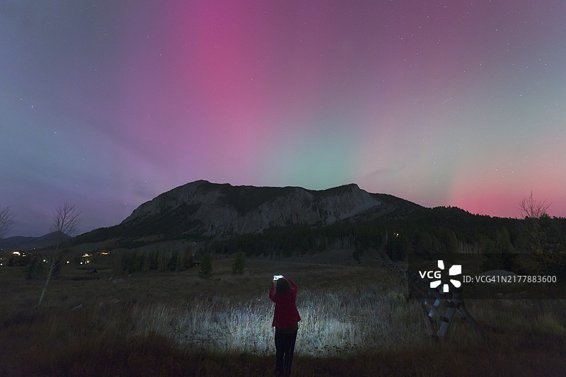 天空中的火焰与北极光图片素材