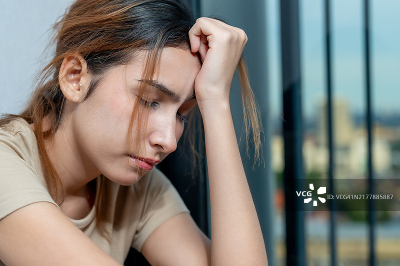 女人因抑郁症感到悲伤图片素材