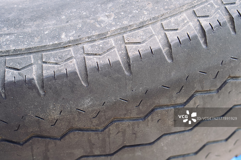 垃圾场中的旧轮胎图片素材