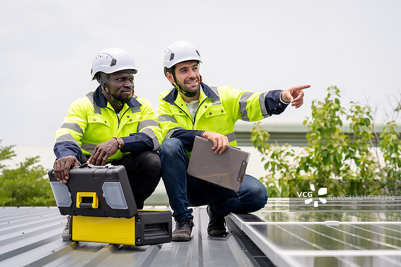 年轻职业工程师维护光伏面板系统图片素材