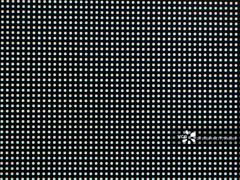 黑色背景上的白色LED灯。明亮LED屏幕的微距摄影。自然色彩。英国伦敦。图片素材