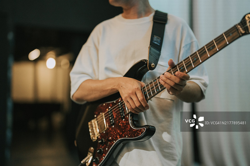 中国吉他手在音乐会后台彩排图片素材