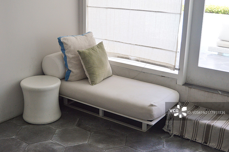 房子内的窗边长椅图片素材