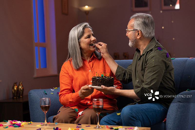 在家举办生日庆祝活动的老年夫妇图片素材