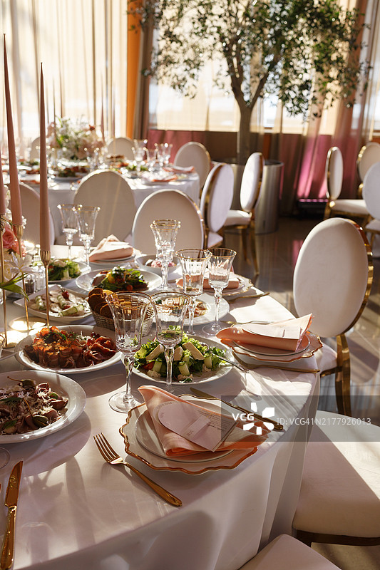 在阳光明媚的豪华餐厅大厅里，摆放着美味的菜肴。图片素材
