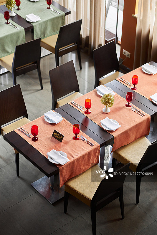 从上方俯视的餐厅预留桌子。图片素材