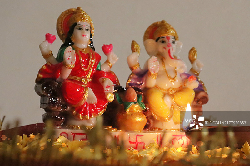 排灯节象头神和拉克希米女神神像与花图片素材