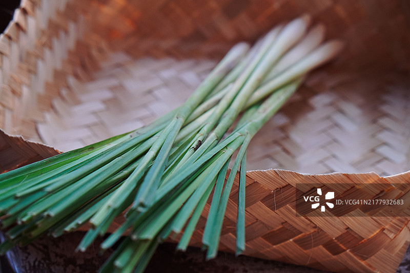 竹木桌上的香茅草图片素材