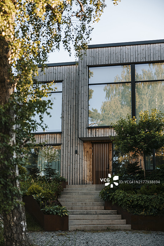 通往现代木制别墅的台阶图片素材