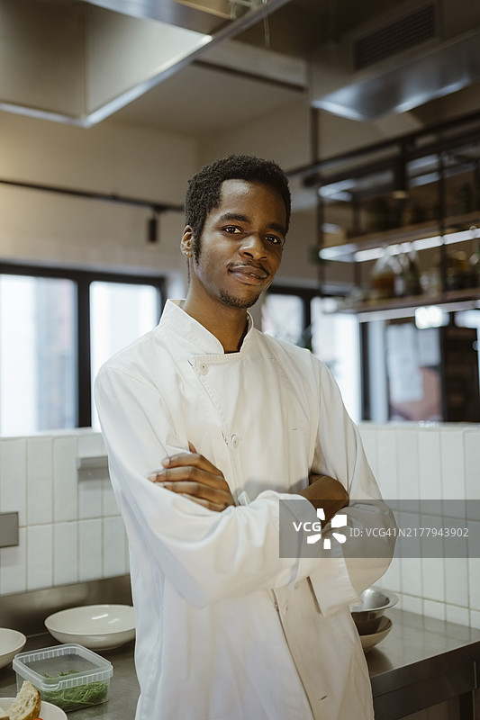 年轻厨师在商业厨房的 портрет图片素材