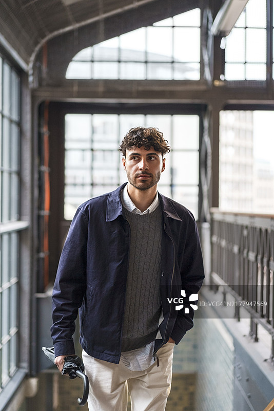 在地铁站楼梯上行走的年轻男性游客图片素材