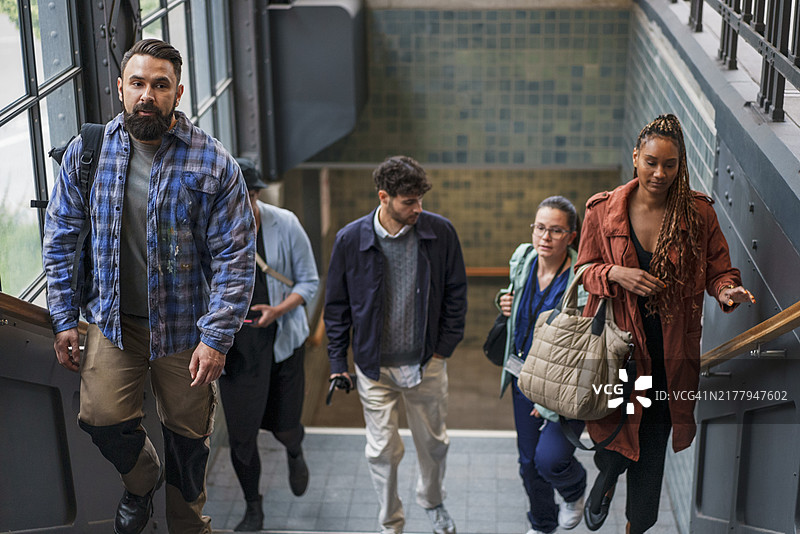 地铁站多民族通勤者在楼梯上行走的俯视图图片素材