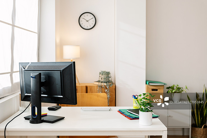 明亮公寓中的小型办公室工作场所图片素材