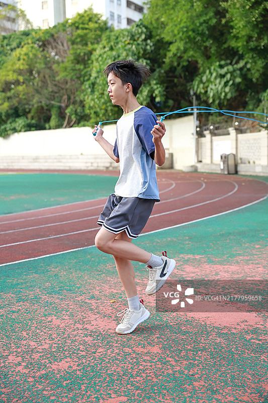 小男孩在游乐场跳绳图片素材