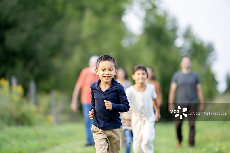 秋季家庭散步图片素材