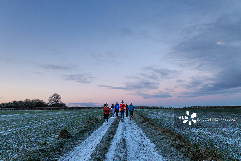日出时分的冬季跑步图片素材