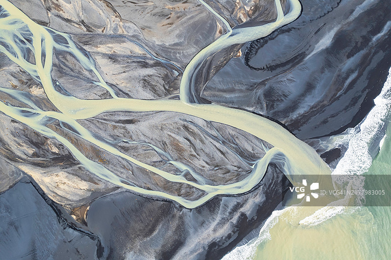 冰岛流入大西洋的冰川河流图片素材