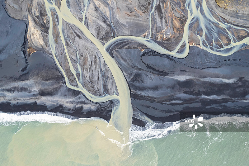 冰川河流入大西洋的黑色沙滩图片素材