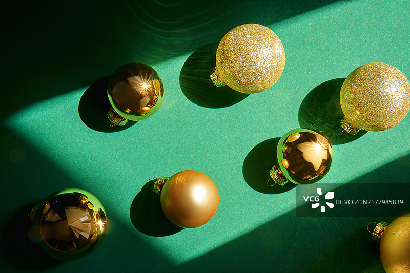 节日圣诞新年背景：金色装饰与绿色背景图片素材
