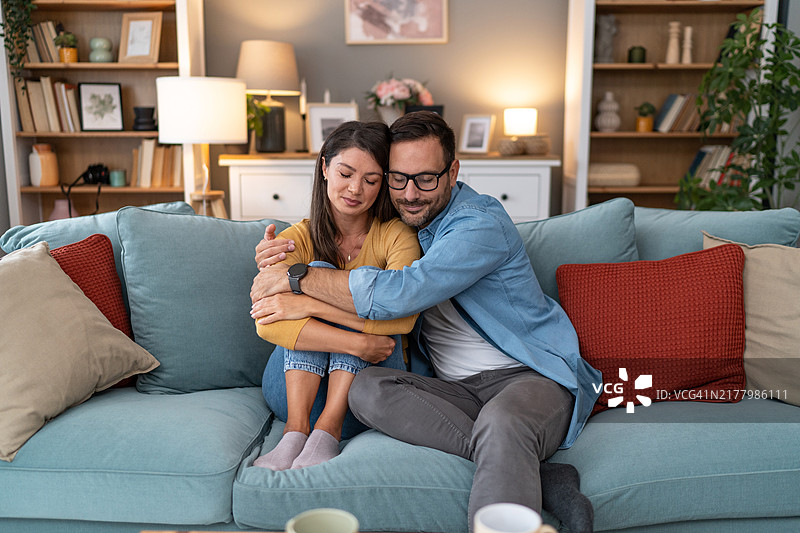 幸福的情侣在家中图片素材
