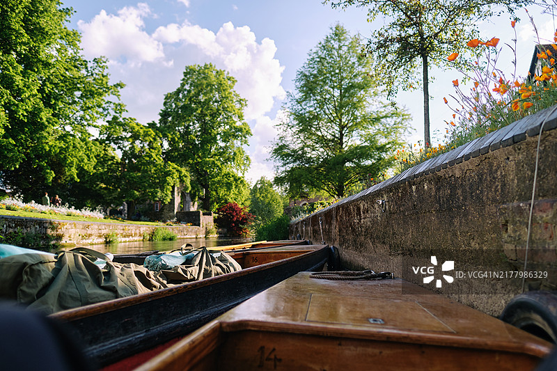 停靠在坎特伯雷斯托尔河上的平底船图片素材