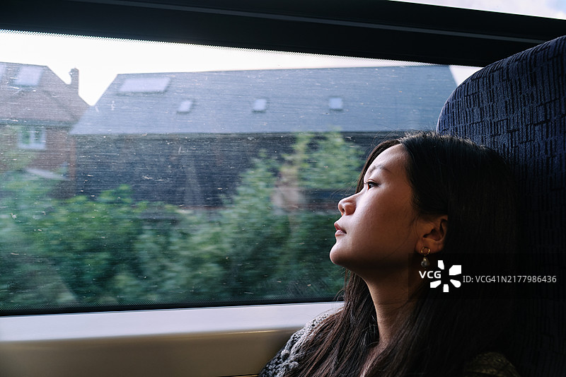 亚洲女游客正在看着火车窗外图片素材