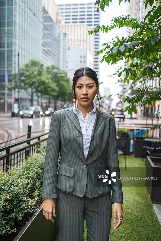 自信的女商人工作通勤时站在城市街道上图片素材