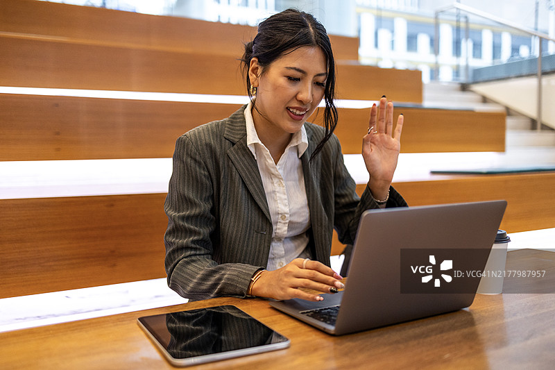 女商人户外用笔记本电脑召开线上会议图片素材