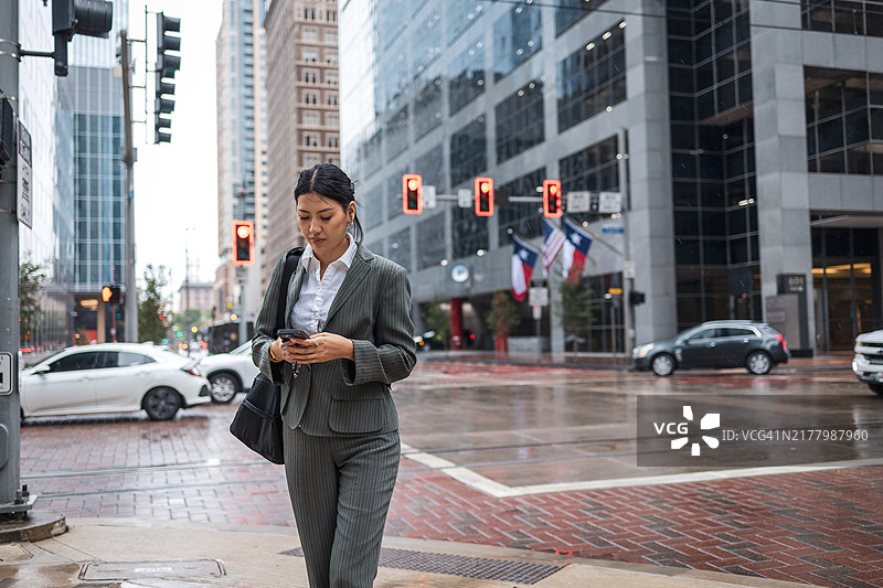 工作日期间在休斯顿城市街道通勤的商务女人图片素材