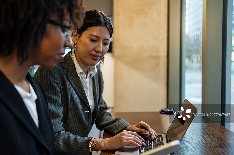 两位女商人在休斯顿咖啡馆开会图片素材