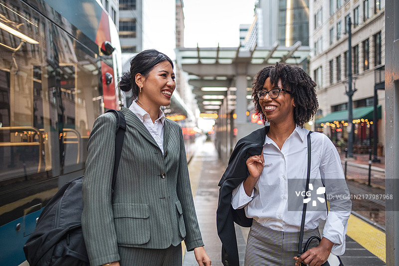 商务女性在繁华的城市街道上通勤开会图片素材