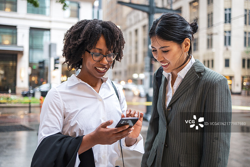 两位女商人笑着在休斯顿通勤图片素材