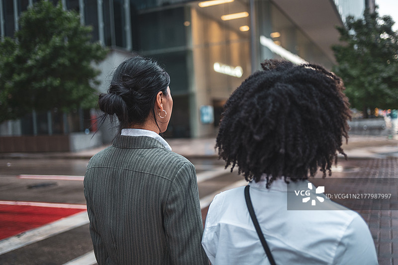 两位女商人为参加商务会议在城市中通勤图片素材