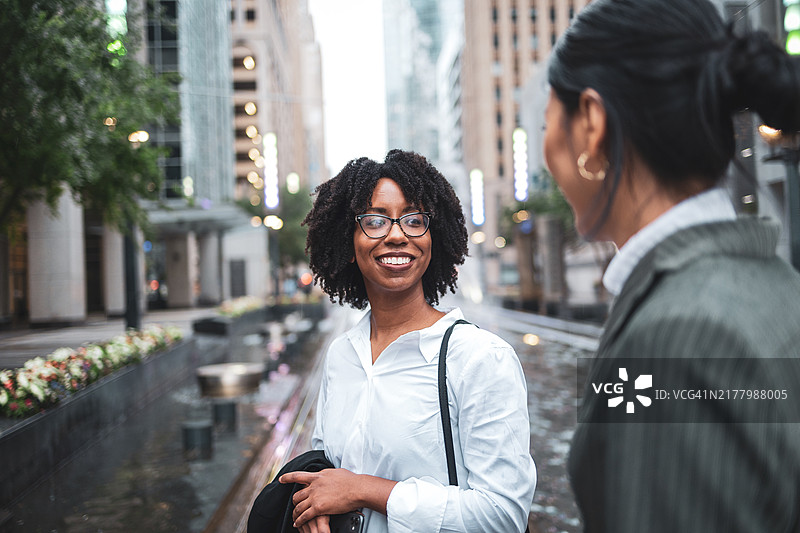 两位职业女性在城市环境中开会图片素材