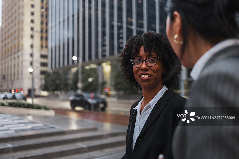两名女商人在休斯顿城市街道上举行会议图片素材