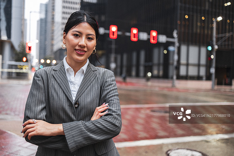 自信的女商人站在休斯顿的城市街道上图片素材