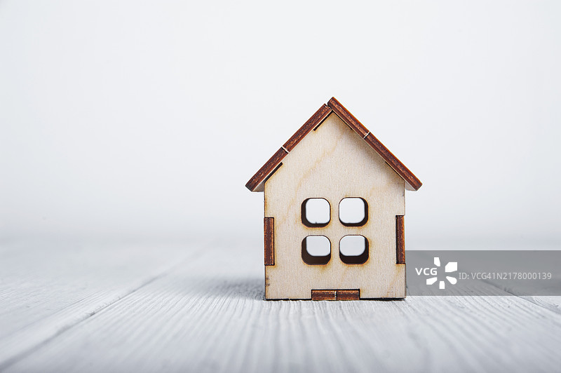 白色背景上的木制房屋模型图片素材