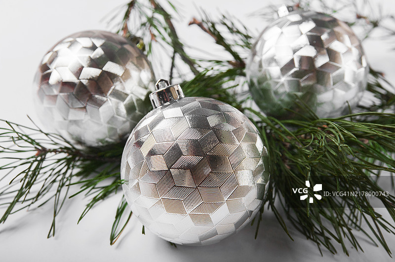 白色背景圣诞树上的银色迪斯科圣诞球图片素材