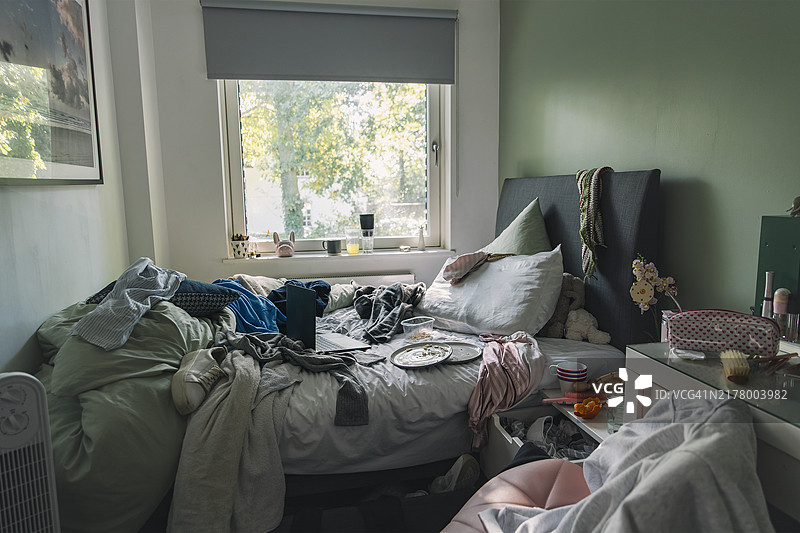 凌乱的卧室静物图片素材