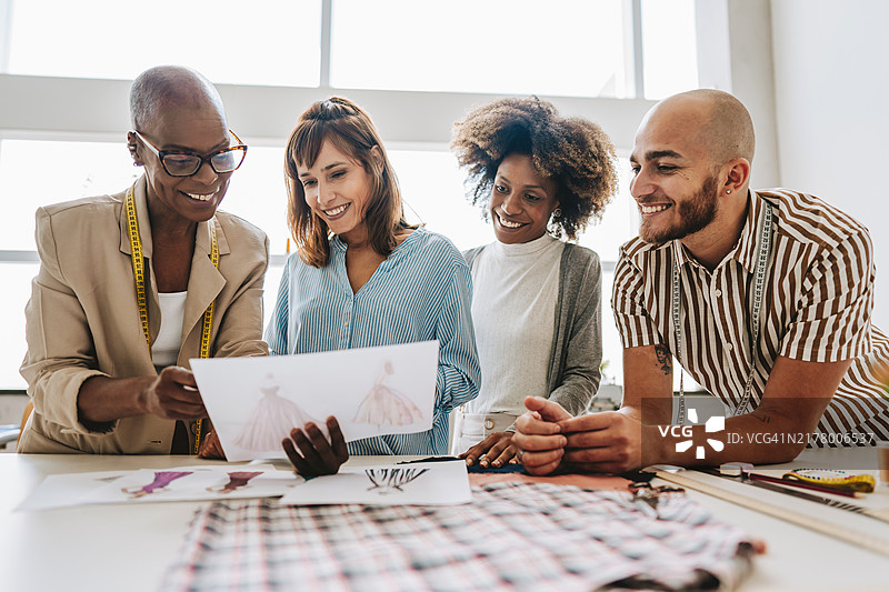 一群人在缝纫工作室里图片素材