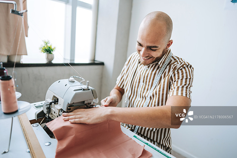 缝纫工作室里使用缝纫机的员工 портрет图片素材