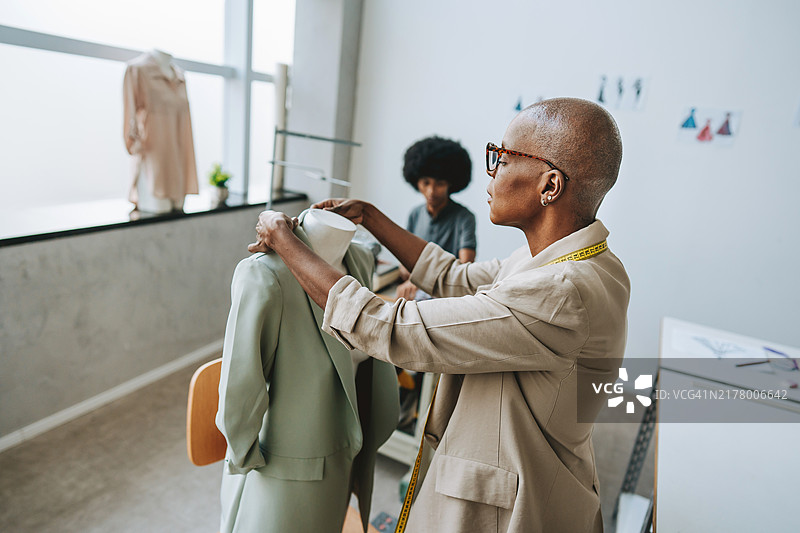 造型工作室里的女裁缝师图片素材