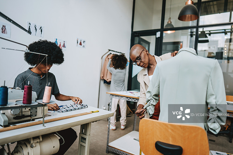 造型工作室里的女裁缝师图片素材