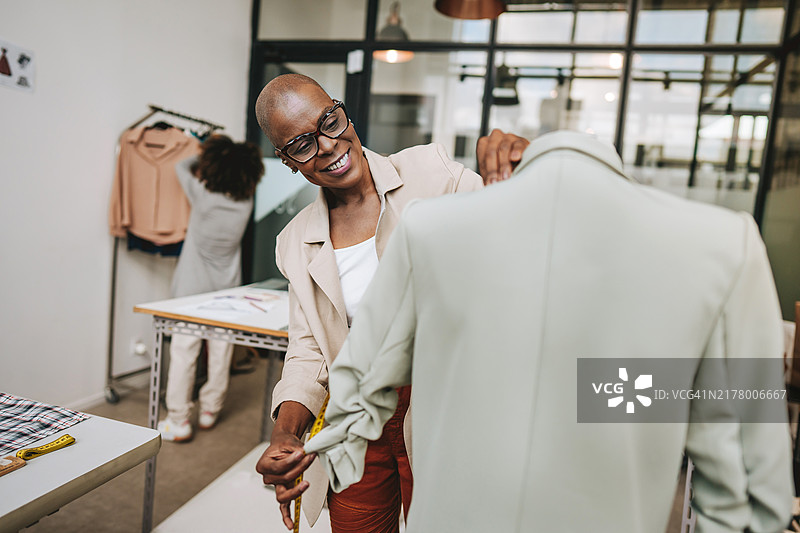 造型工作室里的女裁缝师图片素材