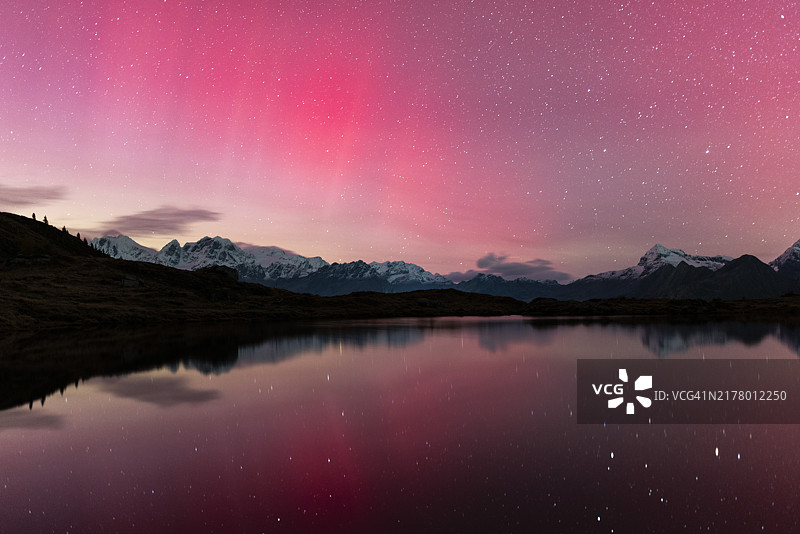 北极光倒映在高山湖泊中图片素材