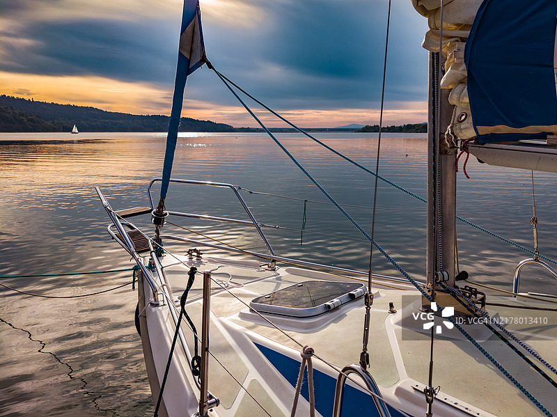 平静湖面上等待探险的帆船图片素材