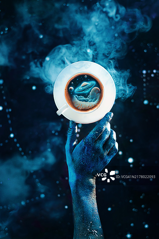 咖啡杯中的星空场景图片素材